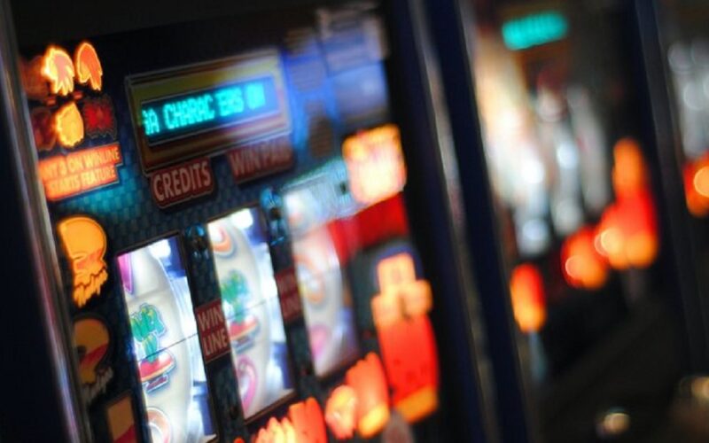 Scommesse e videopoker, la longa manus dei clan. Tredici arresti, 65 indagati. Sequestrate 38 agenzie in cinque province