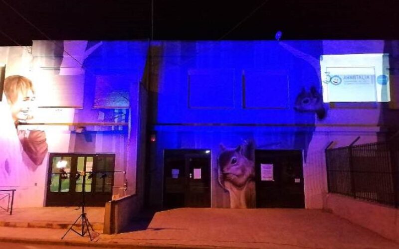 Riesi: «Lunga vita diritti», iniziativa di Anci e Unicef. La facciata del plesso «Paterna» si colora di blu