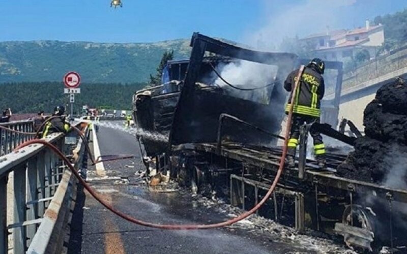 Gela: autista intrappolato nel fuoco, ora è ricoverato in gravi condizioni a Pisa. L’incidente sull’autostrada A1