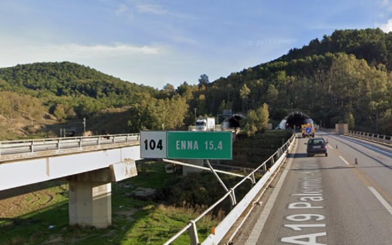 Autostrada chiusa con deviazioni tra Caltanissetta ed Enna. L’Anas: «Necessarie verifiche in due gallerie»