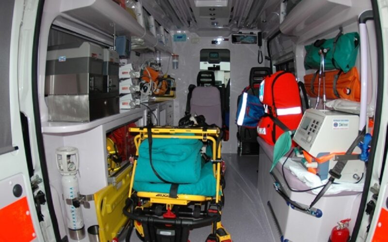 Caltagirone, Nas sequestrano tre ambulanze nell’area antistante l’ospedale. «Erano tenute in condizioni di degrado»