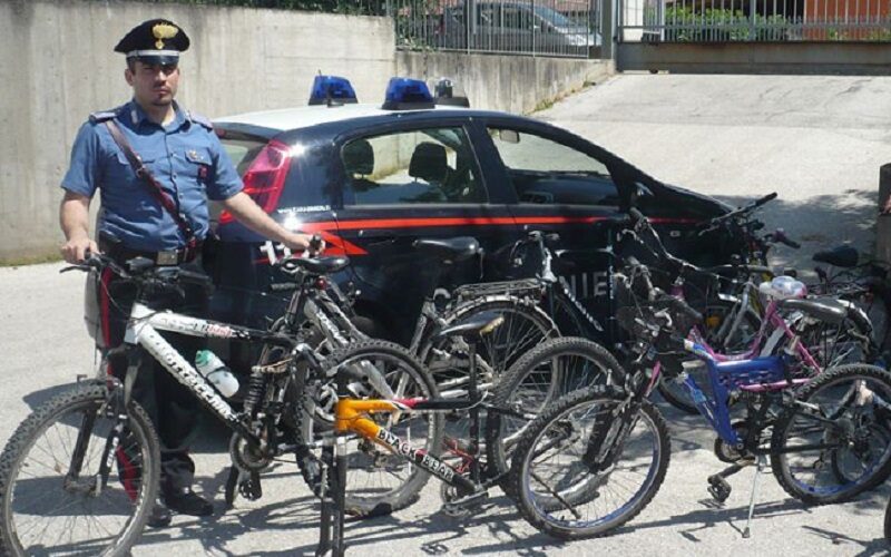Furgone lanciato come ariete contro le vetrine per un furto di bici. Arrestato uomo di 39 anni
