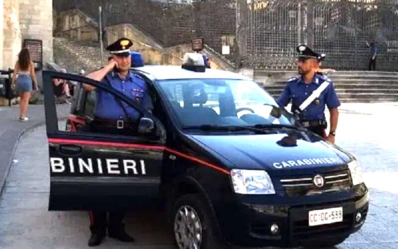 Dopo il rimprovero partono gli schiaffi, commerciante aggredito da un gruppo di giovani. Indagano i carabinieri