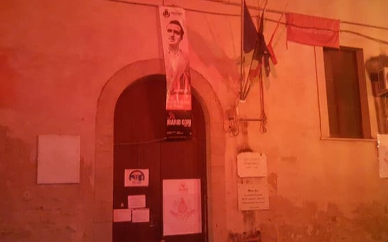 Niscemi: giornata donatore di sangue, facciata della biblioteca s’illuminata di rosso. Iniziativa di Fratres e Comune
