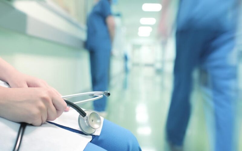 Medici provocarono la morte del feto, la madre rimase sterile. Il pm dispone la citazione diretta