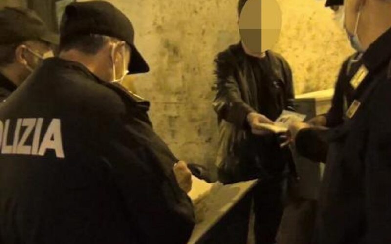Cocaina nei luoghi della movida, arrestato spacciatore in trasferta. Aveva anche marijuana nascosta negli slip