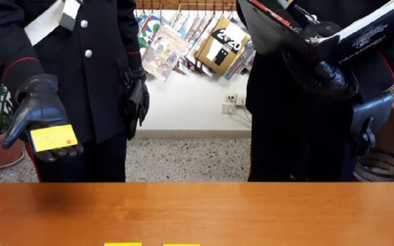 Spacciavano droga e percepivano il reddito di cittadinanza. Carabinieri segnalano undici persone all’Inps