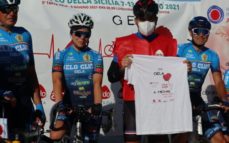 Gela: pedalata di solidarietà , applausi e «scorta» di ciclisti per Michael. Corre per promuovere la cultura del dono