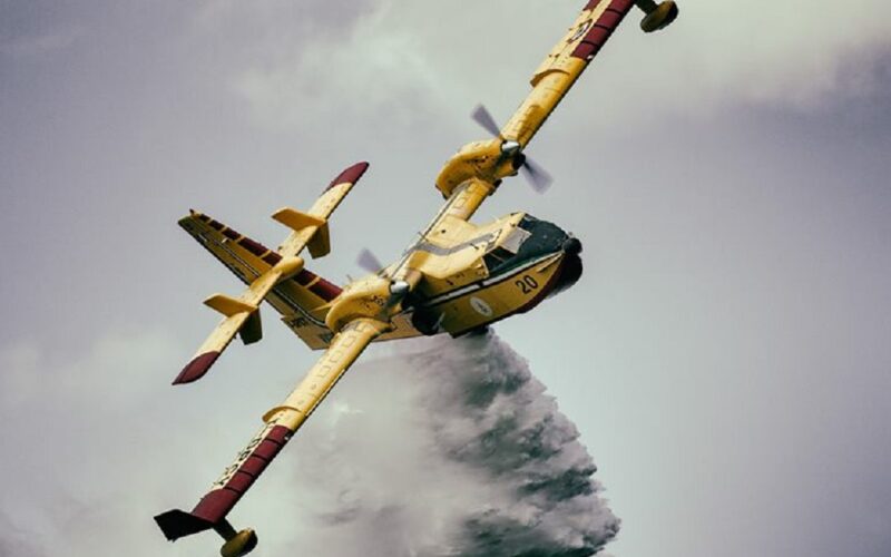 Sicilia sotto l’assedio del fuoco, chiusa nuovamente la SS 417 Gela – Catania per un rogo al km 60. Lo comunica l’Anas