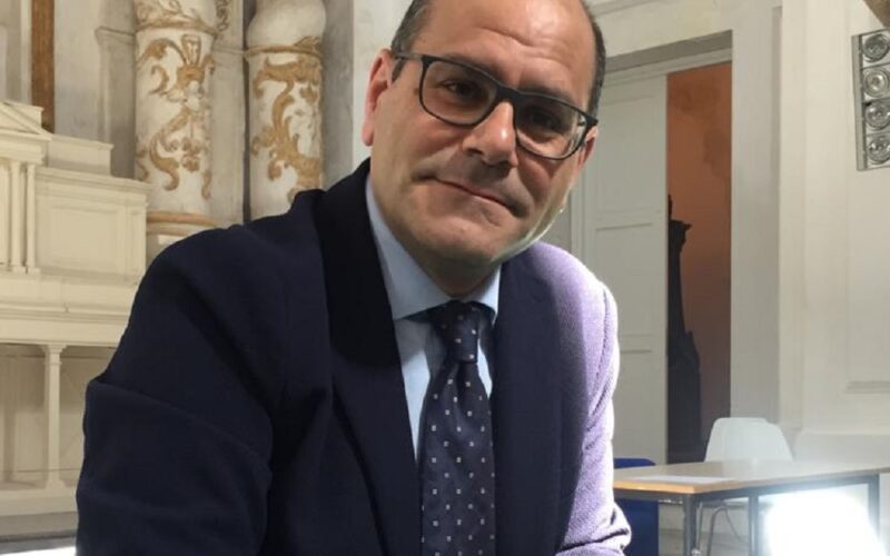 Mazzarino: «Interrogazioni consiliari ignorate, violato il regolamento». D’Aleo chiama in causa l’assessore Vincenti