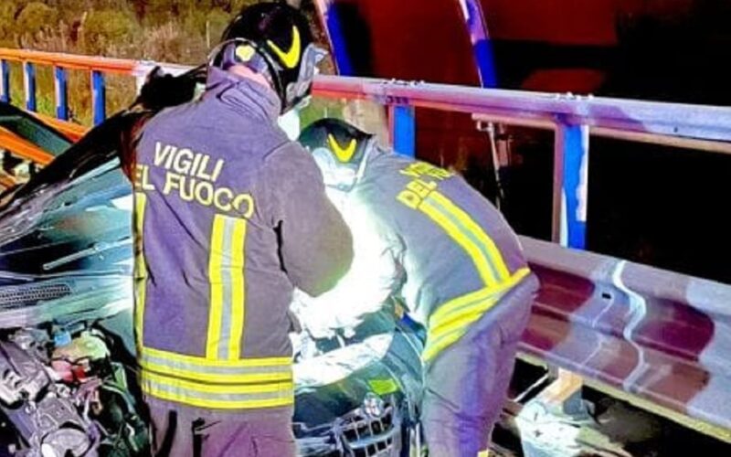 Un morto e un ferito grave dopo lo schianto in moto. Tamponamento a catena e due auto contro un muro