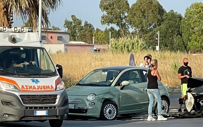 Gela: schianto sulla rotatoria di via Falcone, coinvolte due utilitarie. Ci sarebbe un ferito, sul posto l’ambulanza