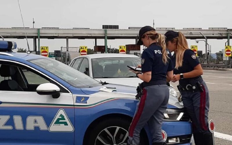 Autocarro si ribalta con perdita di olio, chiusa di nuovo l’autostrada. Deviazioni obbligatorie in entrambi i sensi