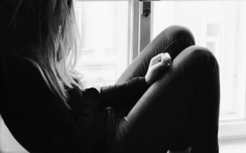 Entra a casa di una ragazza, si spoglia e le si mette accanto mentre lei dorme. Arrestato con l’accusa di violenza sessuale