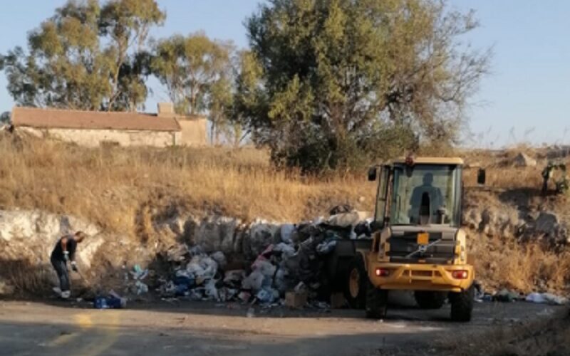 Gela: ruspe a Borgo Manfria, rimossi i cumuli di rifiuti. Greco: «Beccheremo gli incivili»