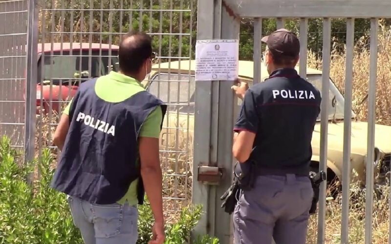 Gela: incendio di rifiuti in terreno usato come discarica. Arrestate cinque persone, sequestrata l’area