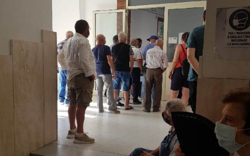 Riesi: assembramenti e code al Centro Polivalente per il ritiro di sacchetti e pattumiere. Capizzi: «Questi disagi andavano evitati»