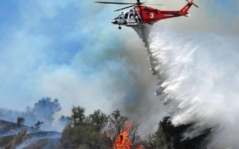 Niscemi bosco in fiamme, minacciato un agriturismo. Sul posto sta operando un elicottero dei Vigili del fuoco