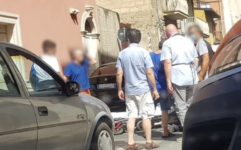 Gela, catena di incidenti senza fine. Due feriti in uno scontro tra auto e pedone. Sul posto l’ambulanza del 118
