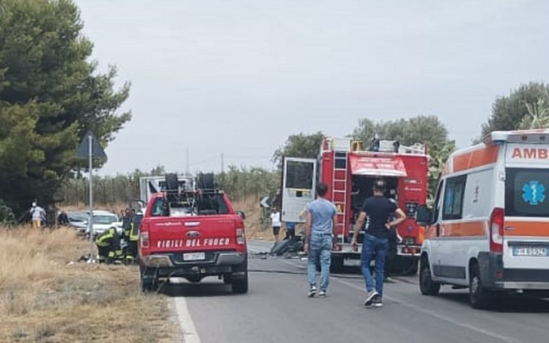 Gela: furgone contro autocarro, un ferito rimane tra le lamiere. Strada statale chiusa al traffico per due ore