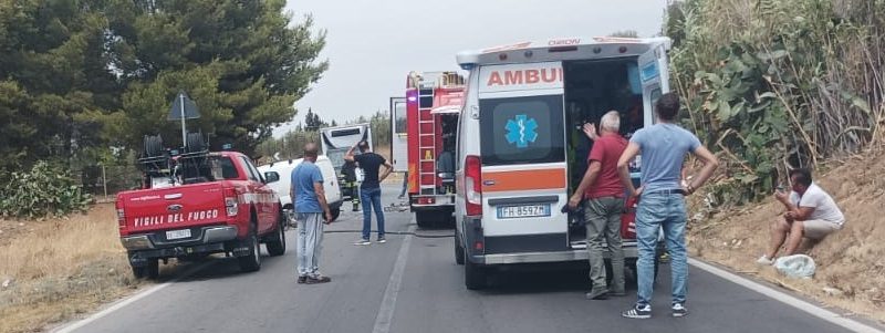 Gela: grave incidente a Ponte Olivo, automobilista estratto dalle lamiere. Lo schianto nel pomeriggio sulla Sp10