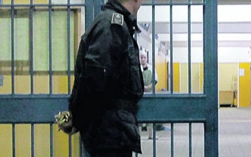 Strangola il compagno di cella, pesanti accuse per un ex detenuto. L’uomo è stato arrestato stamane dai Carabinieri