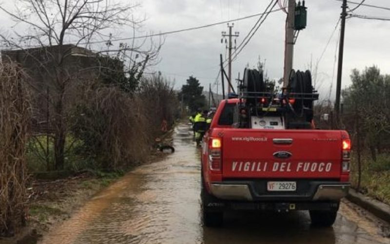 Pioggia e fango, strade allagate e treni bloccati. Disagi sulle statali 121 e 643. Domani allerta gialla su tutta la Sicilia