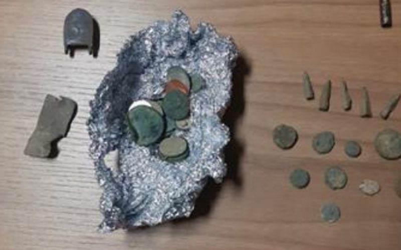 Raid in area archeologica, carabinieri bloccano quattro uomini. Avevano trafugato monete e oggetti antichi