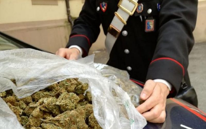 Riesi: spacciatore gelese in trasferta, 4 chili di marijuana e una dose di cocaina. Domiciliari dopo la convalida