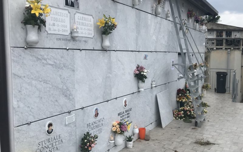 Gela: dove staccano le lettere dalle lapidi per rivendere il rame. In alcune sezioni sparite anche le scale