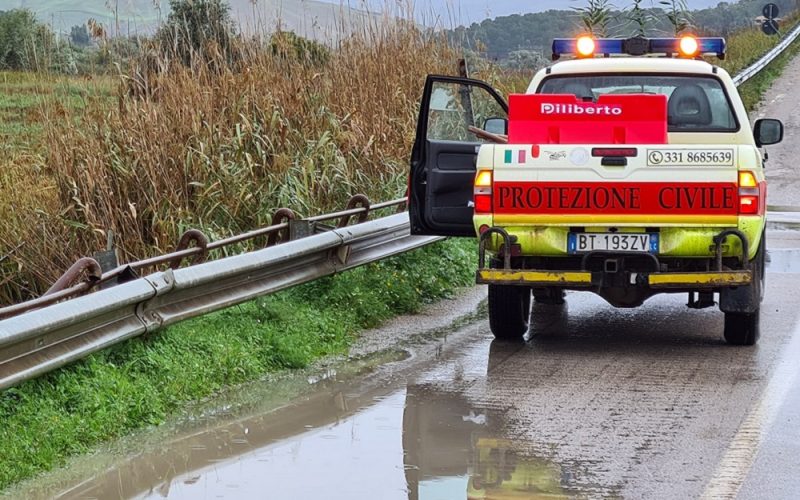 Nel Vallone sommerso dall’acqua, dove un sindaco soccorre e spala fango. E domani giornata ad allerta arancione