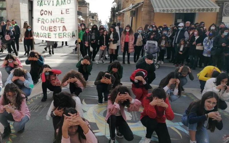 Niscemi, festa dell’albero alla scuola media «Verga». Studenti e famiglia protagonisti dell’evento green