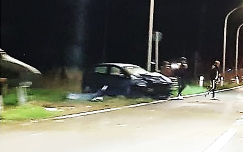 Gela, auto sbanda in curva sulla SS 115, urta contro la barriera e finisce fuori strada. Detriti sulla carreggiata