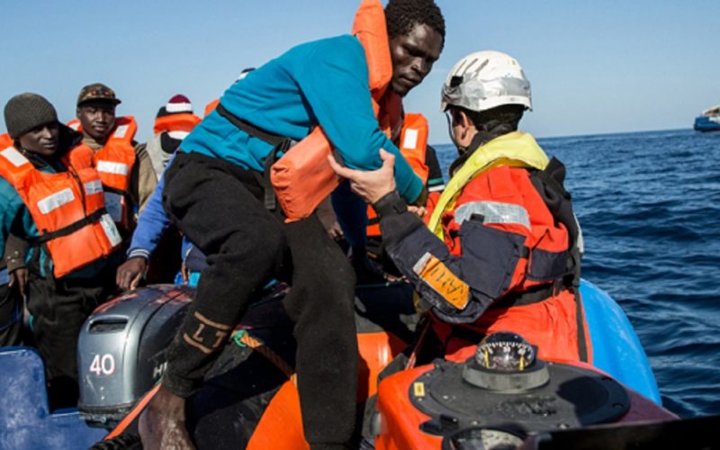 Migranti: nave ong «Sea Eye4» con ottocento persone a bordo a largo di Gela, in attesa di un «porto sicuro»