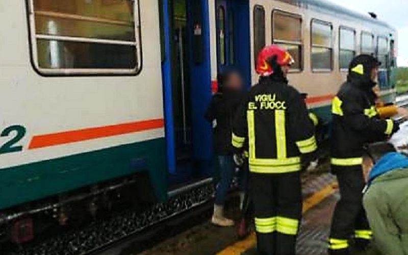 Gela: il maltempo ferma pure i treni, Sicilia tagliata in due. Passeggeri bloccati sui binari per un guasto