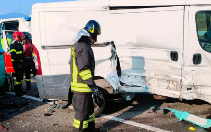 Gela, diluvio sullo scorrimento veloce, furgone sbanda e finisce fuori strada. Due giovani trasferiti in ospedale