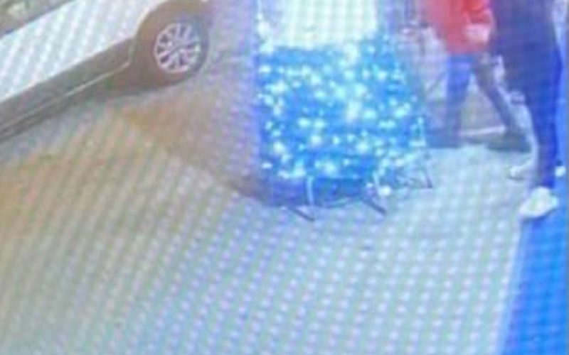 Gela, bruciano l’albero di Natale davanti a una gioielleria del centro. La titolare: «Idioti senza scrupoli, seminano danni»