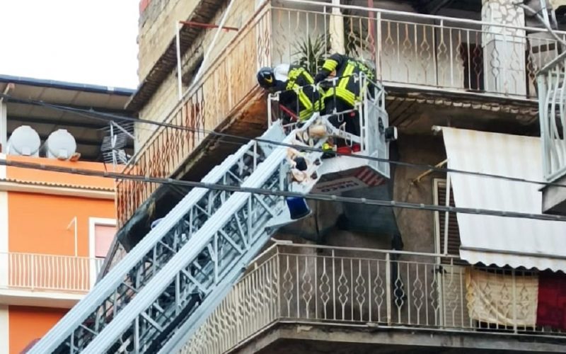 Gela: piovono calcinacci, intervengono i vigili del fuoco. Rimosso nel pomeriggio un cornicione pericolante