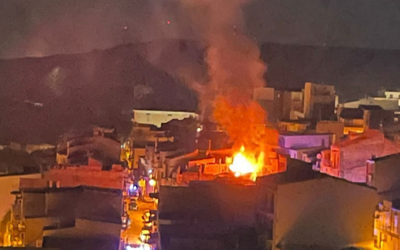 Esplode incendio in abitazione, muore bimba di due anni. Straziante il racconto della madre ai soccorritori