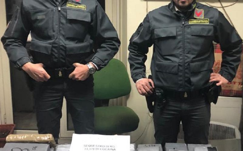 Borsone in spiaggia con 30 chili di cocaina. La droga sul mercato avrebbe fruttato 11 milioni di euro