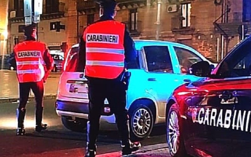Niscemi, carabinieri scoprono bazar della droga in abitazione. Due arresti, uno ai domiciliari