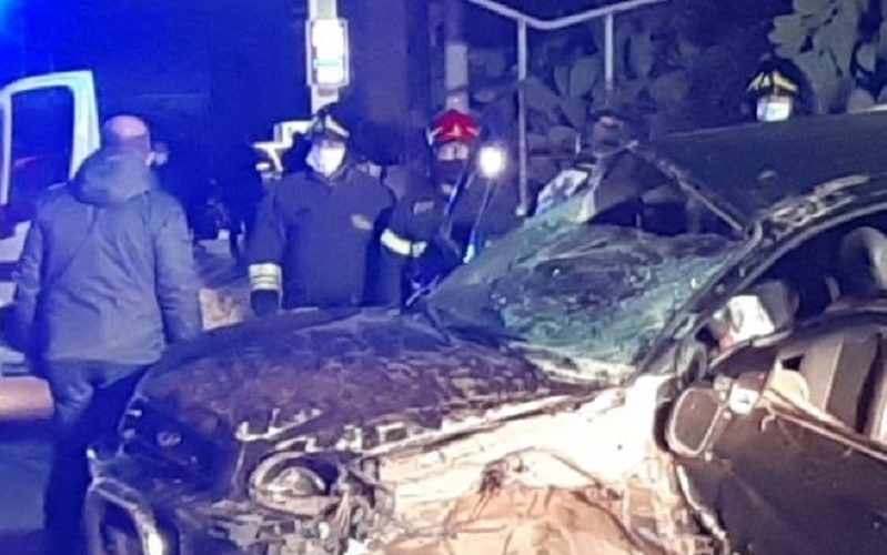 Niscemi: grave incidente sulla Sp 11, tre persone ferite. Auto distrutte nell’impatto