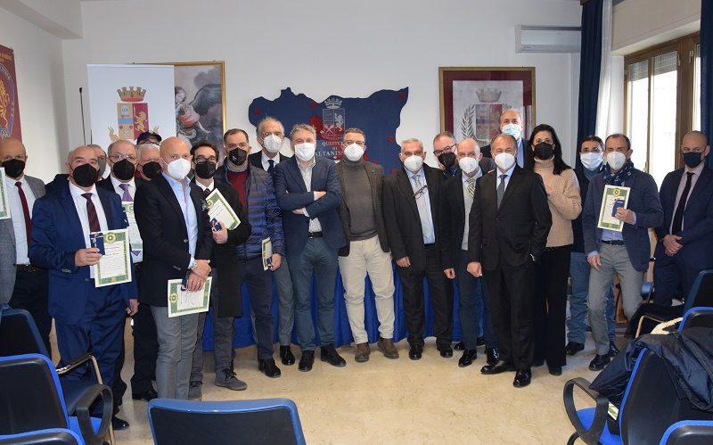 Gela, medaglia di commiato ai poliziotti collocati a riposo. Gli auguri del questore Ricifari