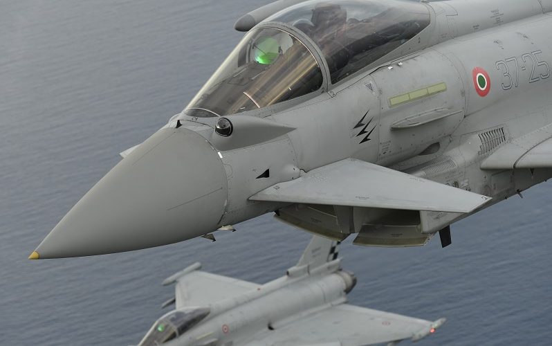 Caccia irrompe con un boato sul cielo sopra Gela. «Forse un test radar a bassa quota»