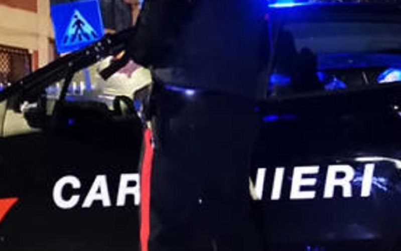 Colpi di pistola in pieno giorno, venditore ambulante ferito a una gamba
