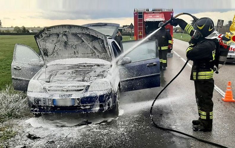 Schianto contro un camion, autovettura prende fuoco. Grave un ragazzo di vent’anni