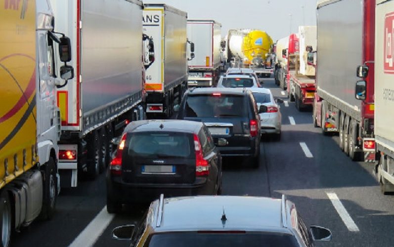 Gela, dimostranti «sequestrano» le chiavi all’autista e tagliano le gomme a un autocarro