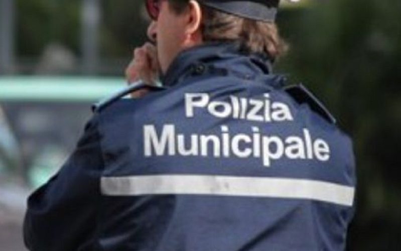 Gela: «bancarella selvaggia», controlli della polizia municipale in centro storico