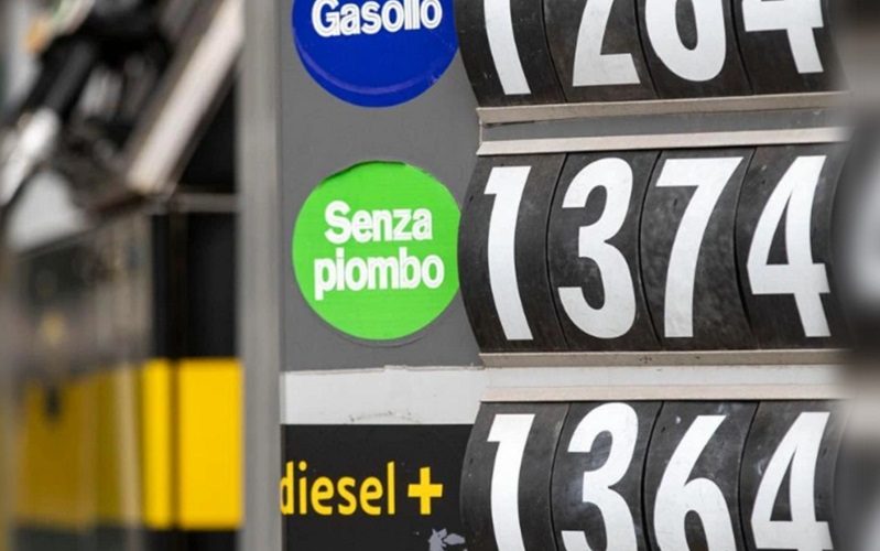 Gela, la folle corsa dei prezzi. Benzina 2 euro al litro, pane 4 euro al chilo, espresso a un euro