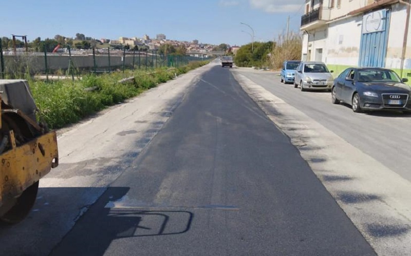 Gela, strade asfaltate grazie alla collaborazione tra comune, Caltaqua e gestori di servizi